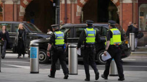 18-year-old stabbed to death, dumped outside UK hospital after being driven from attack scene; 5 arrested