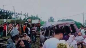Train collides with school van in West Bengal’s Murshidabad; several students critical | Kolkata News