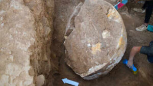 Archaeologists in Iraq unearthed a rare 2,600-year-old Assyrian stele of King Ashurbanipal at Nineveh’s Shamash Gate, nearly a decade after ISIS damaged the ancient city