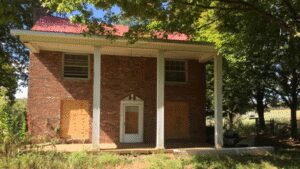 A Tennessee man left a late-1700s house and about $500,000 to local government for a park; after nearly a decade of delays, the property and money are going to a descendant