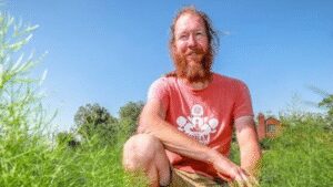 A Belgian farmer says he has not irrigated outdoor crops for 26 years; dig just 5 to 10 cm below the dry-looking surface and the soil is still moist