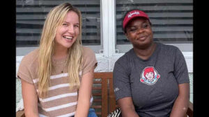 Florida homeowner Abigail Mwaungulu let a Wendy’s worker named Dara eat lunch on her porch; their chance meeting became a friendship and raised over $13,000