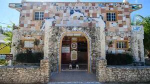 In 1993, a Bahamas artist began covering his home with shells, bottles, coins and tiles; decades later it became a giant dolphin-themed museum | World News