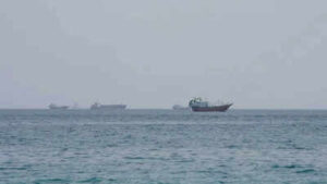 Oil prices hold steady as Hormuz nears zero traffic while Iran-US talks on Strait opening stalls