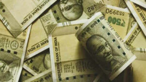 Rupee falls 13 paise to 95.56 as crude rises, Fed hike bets strengthen dollar