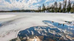 Researchers tracked 724 Northern Hemisphere lakes from 2000 to 2022; above critical winter temperatures, ice-loss sensitivity rose up to 22-fold and could shorten seasons by 40 days