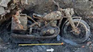 Budapest’s low Danube exposed two German soldiers and a DKW military motorcycle; mud mixed with gas oil preserved identity discs after around 80 years