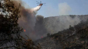 2 dead, 500 evacuated as twin blazes hit Greek island near Athens