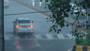 Heavy rain lashes parts of Delhi-NCR; IMD issues red alert, flights ops hit | Delhi News