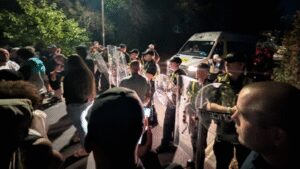 Cops injured, vehicles damaged as anti‑migrant protest turns violent in UK; second protest in two days | World News